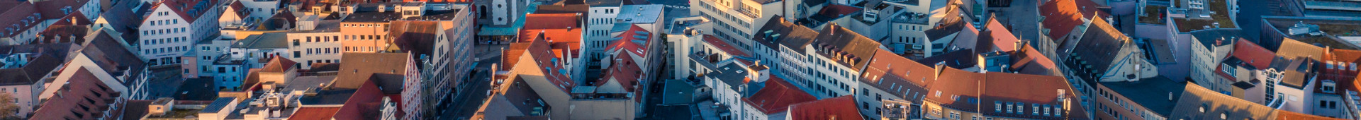 Breiter Ausschnitt eines Stadtpanoramas unterhalb des Augsburger Rathausplatzes